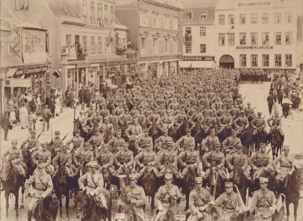 4. Dragonregiments parade på Axeltorv i anledning af Genforeningen, 1920